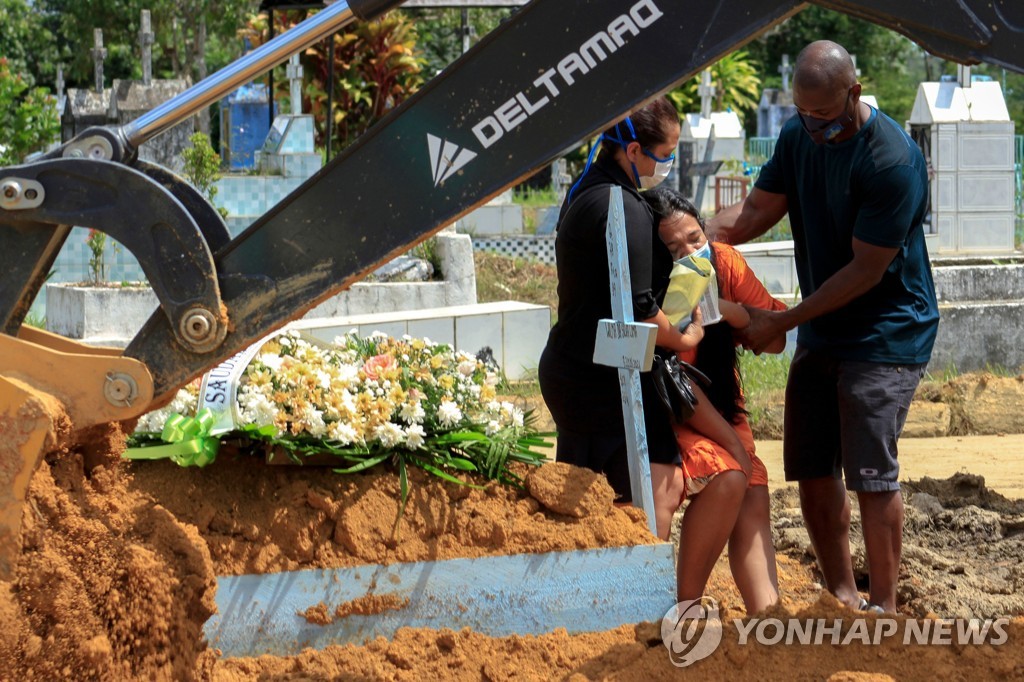 브라질 마나우스의 한 공동묘지에서 코로나19 사망자를 애도하는친척 [AFP=연합뉴스]