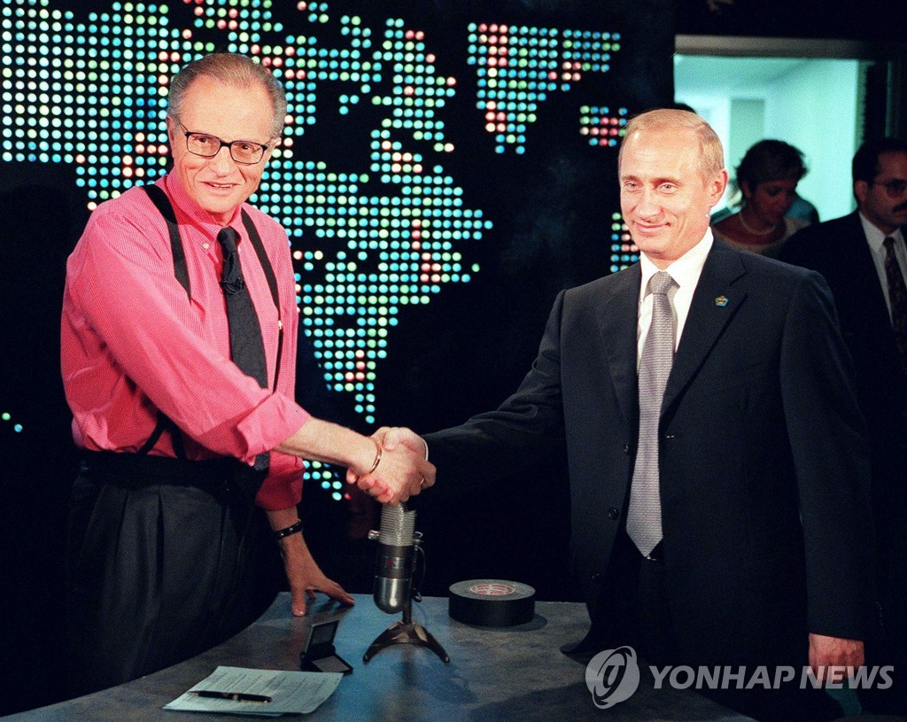 블라디미르 푸틴 러시아 대통령(오른쪽)이 취임 초기인 지난 2000년 9월 뉴욕에서 CNN 방송과 인터뷰하기에 앞서 래리 킹과 악수하고 있다. [AFP=연합뉴스 자료사진] 