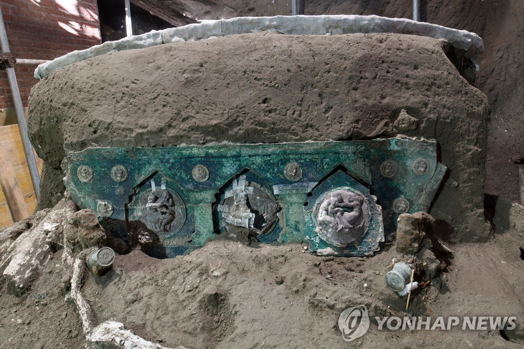 이탈리아 폼페이 지역에서 발굴된 2천 년 전 마차. 2021.2.27. [AFP=연합뉴스]