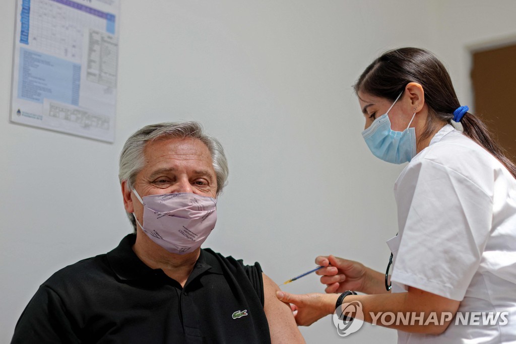 지난 1월 러시아 코로나19 백신을 맞는 페르난데스 아르헨티나 대통령