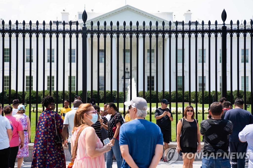 바리케이드 걷힌 백악관 앞 관광객들