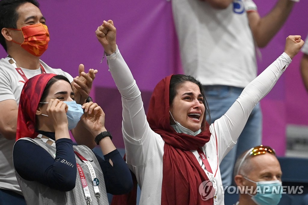 포루기의 금메달 획득에 기뻐하는 이란인들
