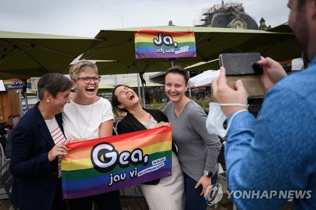 SWITZERLAND-MARRIAGE-REFERENDUM-HOMOSEXUALITY-VOTING-POLITICS-SO