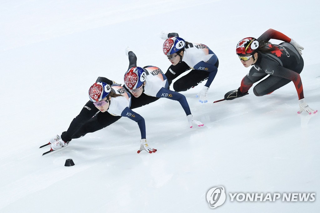 최민정(왼쪽부터)-김지유-이유빈 여자 1,500ｍ 결승 경기 모습