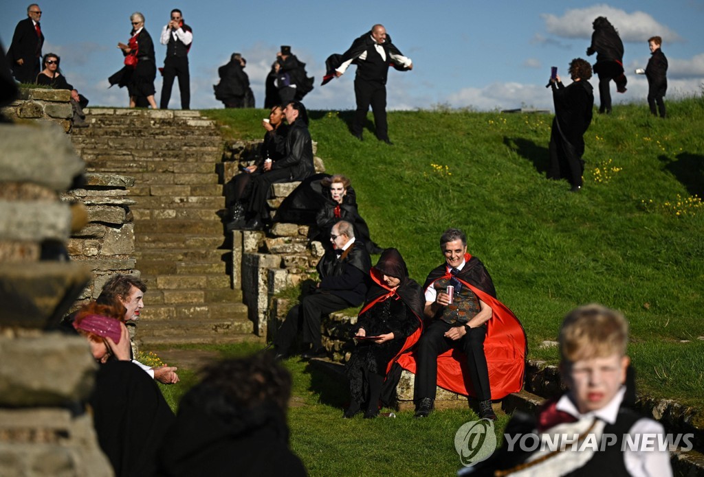 BRITAIN-LIFESTYLE-GOTHIC-VAMPIRE