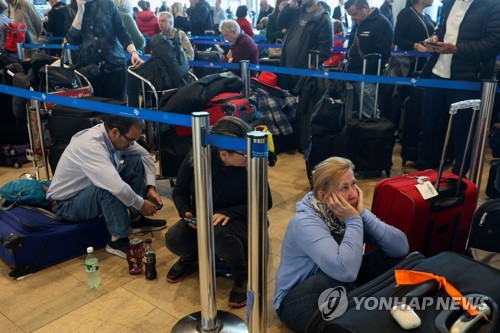 이스라엘 노동자 총연맹의 총파업 선언 이후 항공기 이륙이 중단되면서 비행기를 타지 못한 승객들이 터미널 바닥에 주저앉은 모습.