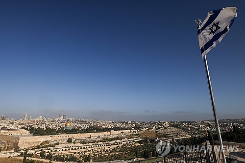 이스라엘 국기가 휘날리는 예루살렘 올리브산 아래로 내려다보이는 성지 알아크사 모스크