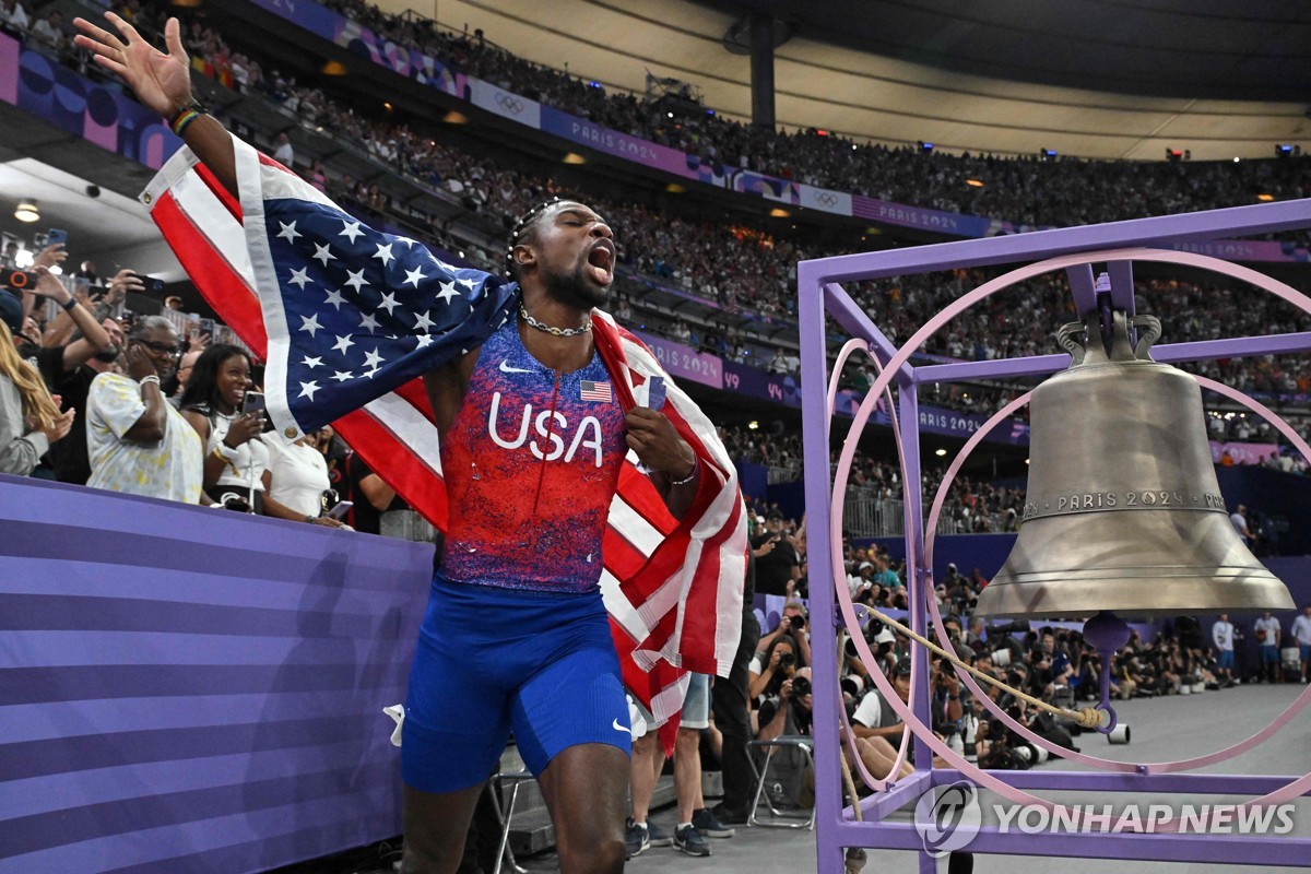 육상 남자 100ｍ 제패 후 골든벨 타종을 향해 다가가는 노아 라일스