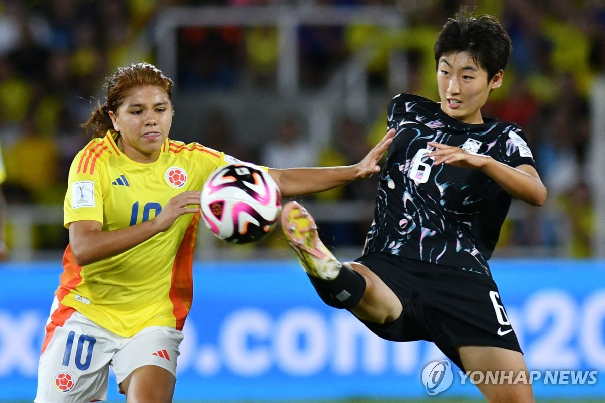 In this AFP photo, Kim Shin-ji of South Korea (R) battles Gabriela Rodriguez of Colombia for the ball during the teams' round of 16 match at the FIFA U-20 Women's World Cup at Estadio Olimpico Pascual Guerrero in Cali, Colombia, on Sept. 11, 2024. (Yonhap)