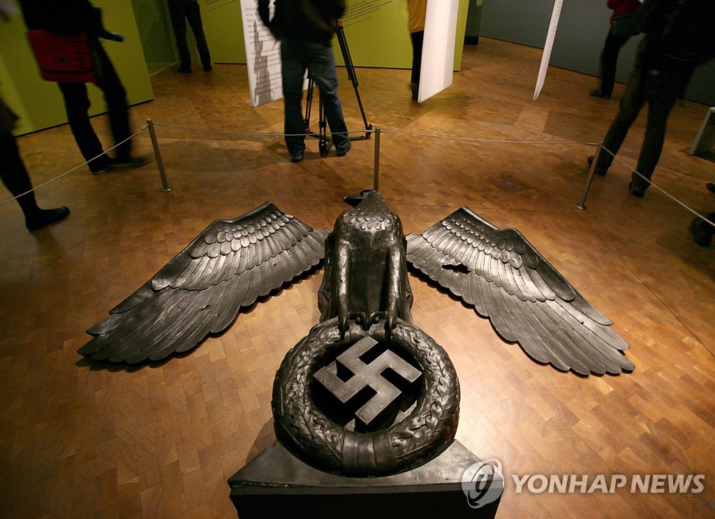 베를린 독일역사박물관 '국가와 범죄' 독일 히틀러 전시회의 나치 상징 문양 [EPA=연합뉴스]