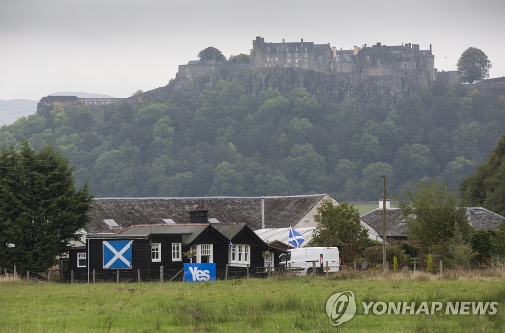 2014년 스코틀랜드 분리독립 주민투표를 앞두고 스털링성 아래 한 주택에 'Yes' 플래카드가 걸린 모습 [EPA=연합뉴스]
