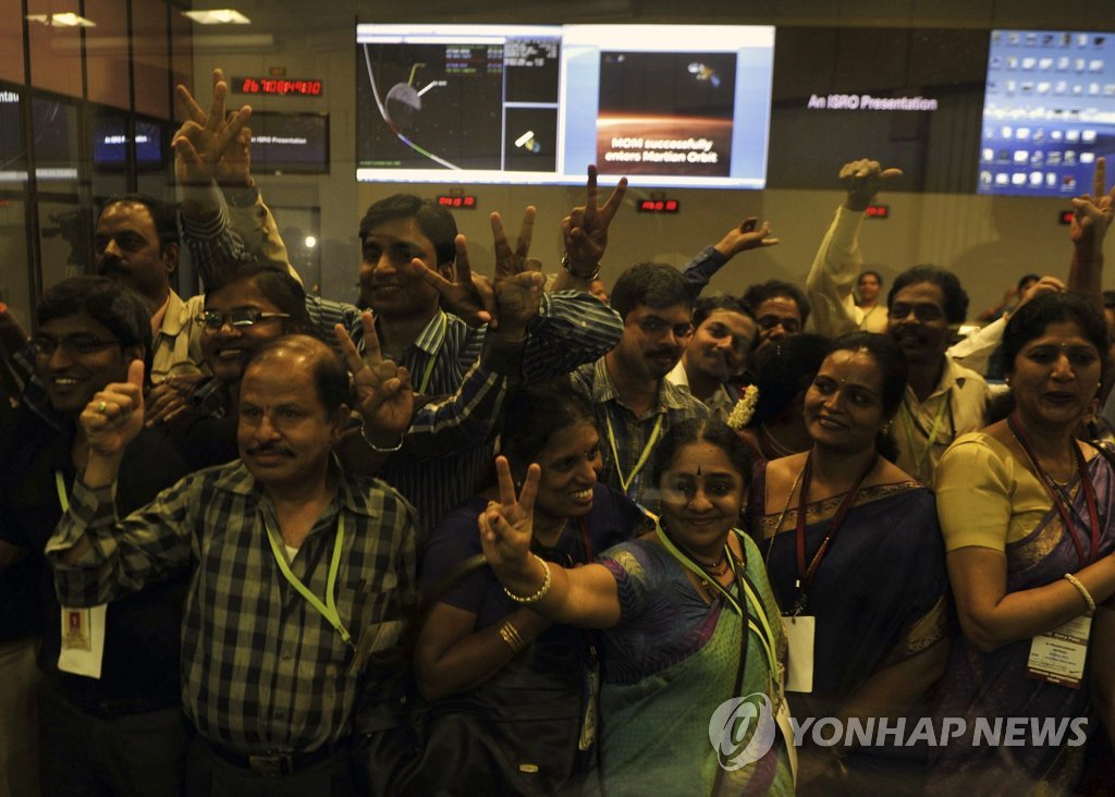 24일 인도 방갈로르의 인도우주개발기구(ISRO)에서 과학자들이 화성탐사선 '망갈리안'의 화성궤도 진입 성공을 축하하고 있다.(EPA=연합뉴스)