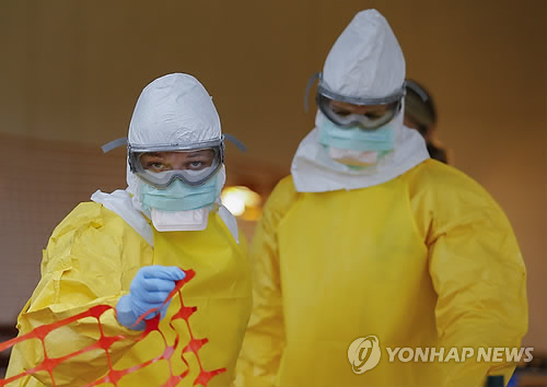 미국 질병통제예방센터(CDC)의 방호복을 입은 관계자들 (EPA=연합뉴스 자료사진)