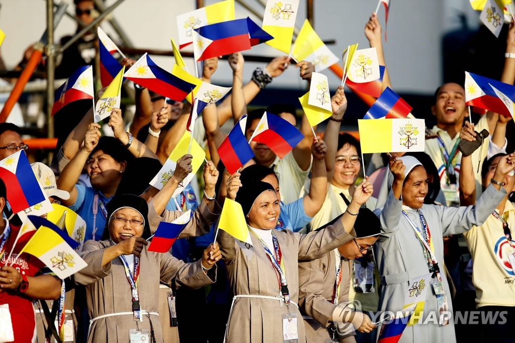 교황의 도착을 환영하는 필리핀 국민들 (EPA=연합뉴스)
