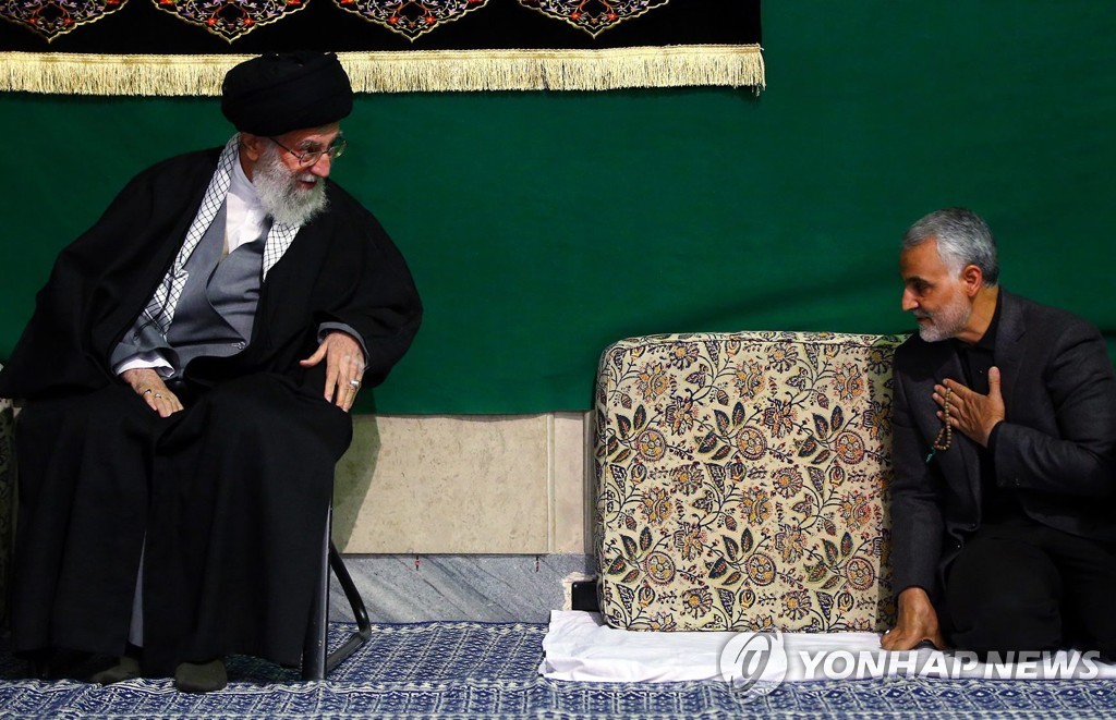 이란 최고지도자 아야톨라 세예드 알리 하메네이(왼쪽)과 이란혁명수비대의 정예군인 쿠드스 사령관인 거셈 솔레이마니[EPA=연합뉴스 자료사진]