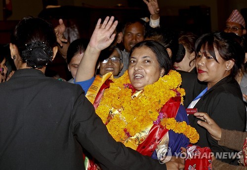 2015년 10월 28일 네팔 카트만두 의회에서 여성으로서 처음 대통령에 당선된 비디아 데비 반다리 후보가 손을 들어 보이고 있다.[EPA=연합뉴스 자료사진]
