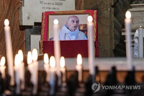 IS 추종자들의 테러로 숨진 자크 아멜 신부의 영정