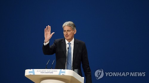 (버밍엄 EPA=연합뉴스) 필립 해먼드 영국 재무장관이 3일(현지시간) 보수당 전당대회에서 연설하고 있다. 2016.10.03