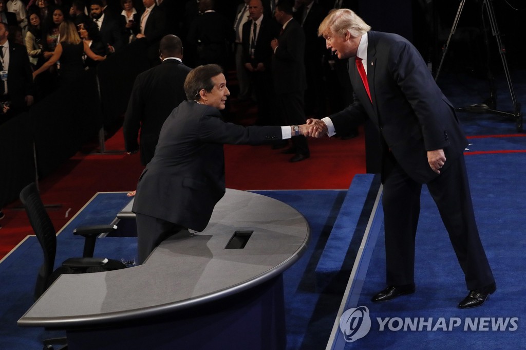 악수하는 도널드 트럼프와 폭스뉴스 앵커 크리스 월리스(좌)