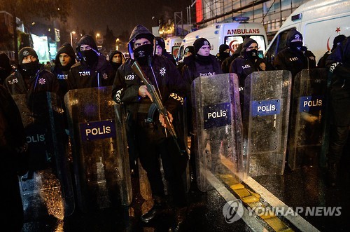 경계 삼엄한 터키 나이트클럽 총격테러 현장