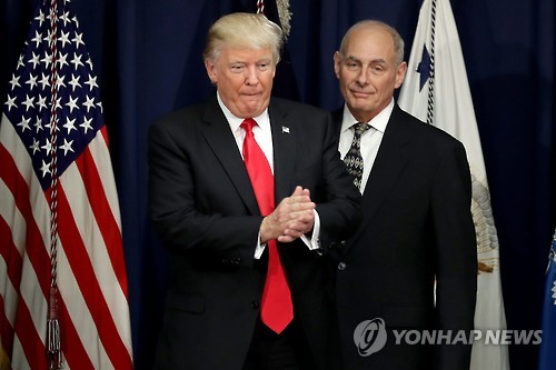지난 1월 국토안보부 방문한 도널드 트럼프(왼쪽) 대통령과 존 켈리 장관