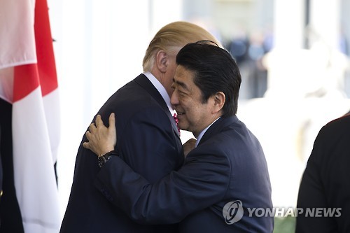 포옹하는 트럼프와 아베