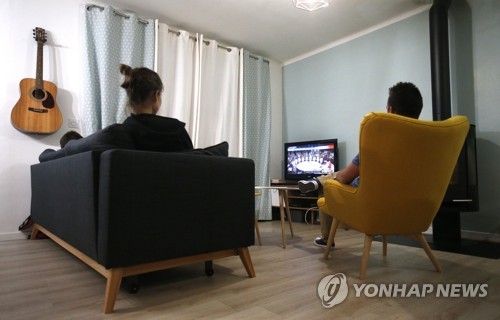 가정에서 TV를 보는 모습(자료)