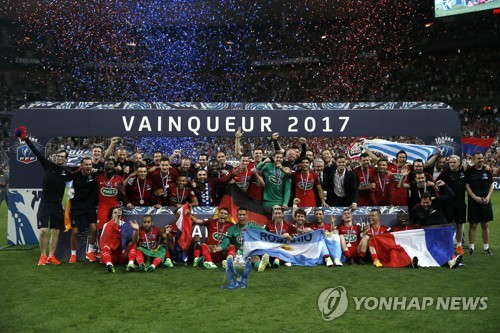 28일(한국시간) 프랑스컵 우승을 차지한 파리 생제르맹 선수들이 기뻐하고 있다.(EPA=연합뉴스)