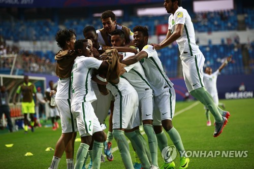 동점골을 터트린 사우디아라비아 선수들이 기뻐하고 있다.(EPA=연합뉴스)