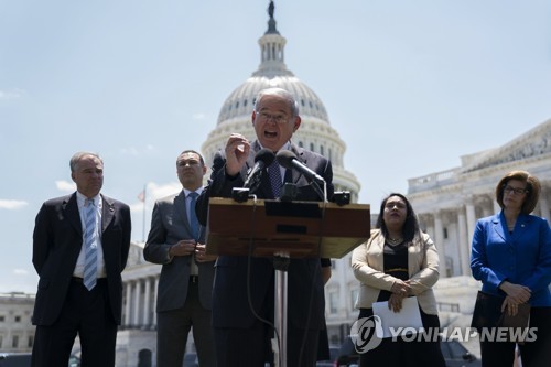 트럼프케어 반대 입장 밝히는 美민주당 의원들 (EPA=연합뉴스)