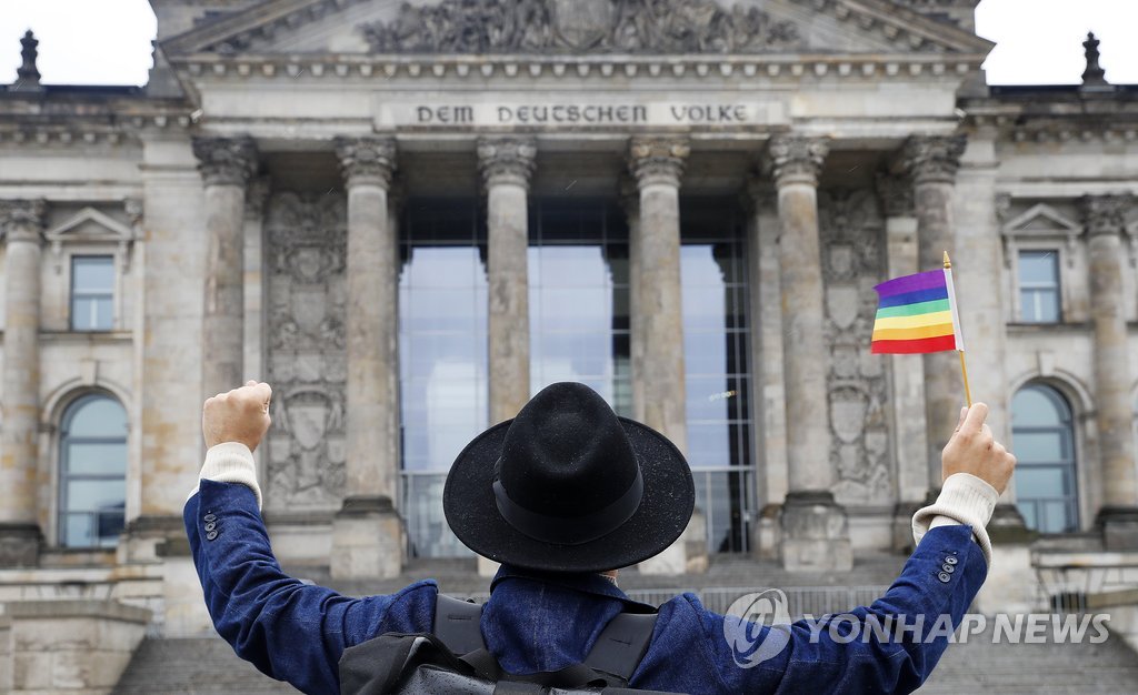 2017년 6월 독일 의회에서 동성혼 인정 법안이 통과된 것을 축하하며 성소수자 상징 깃발을 흔드는 모습