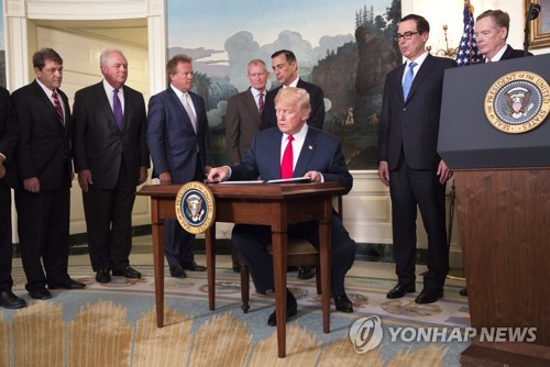 中 지재권침해 조사 행정명령 서명하는 트럼프