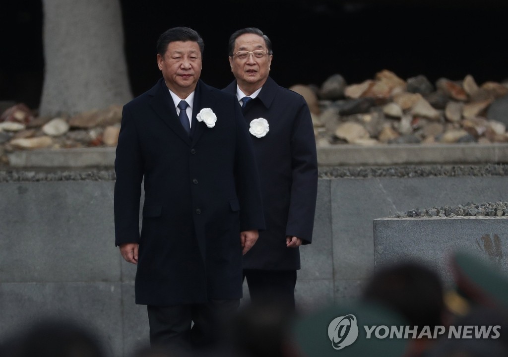 13일(현지시간) 장쑤(江蘇)성 난징(南京)에서 열린 난징대학살 80주년 추모식에 참석하고 있는 시진핑(習近平) 중국 국가주석(왼쪽) [EPA=연합뉴스]