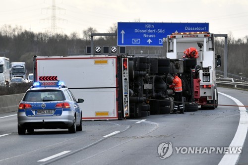 태풍 '프레데릭'에 쓰러진 트럭이 독일의 한 고속도로를 막은 모습 [EPA=연합뉴스]