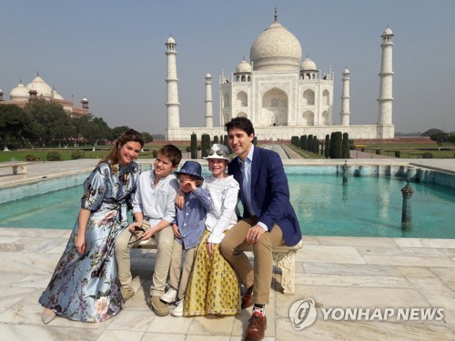 18일 인도 타지마할에서 쥐스탱 트뤼도(오른쪽) 캐나다 총리와 가족들이 기념촬영을 하고 있다.[EPA=연합뉴스 자료사진]
