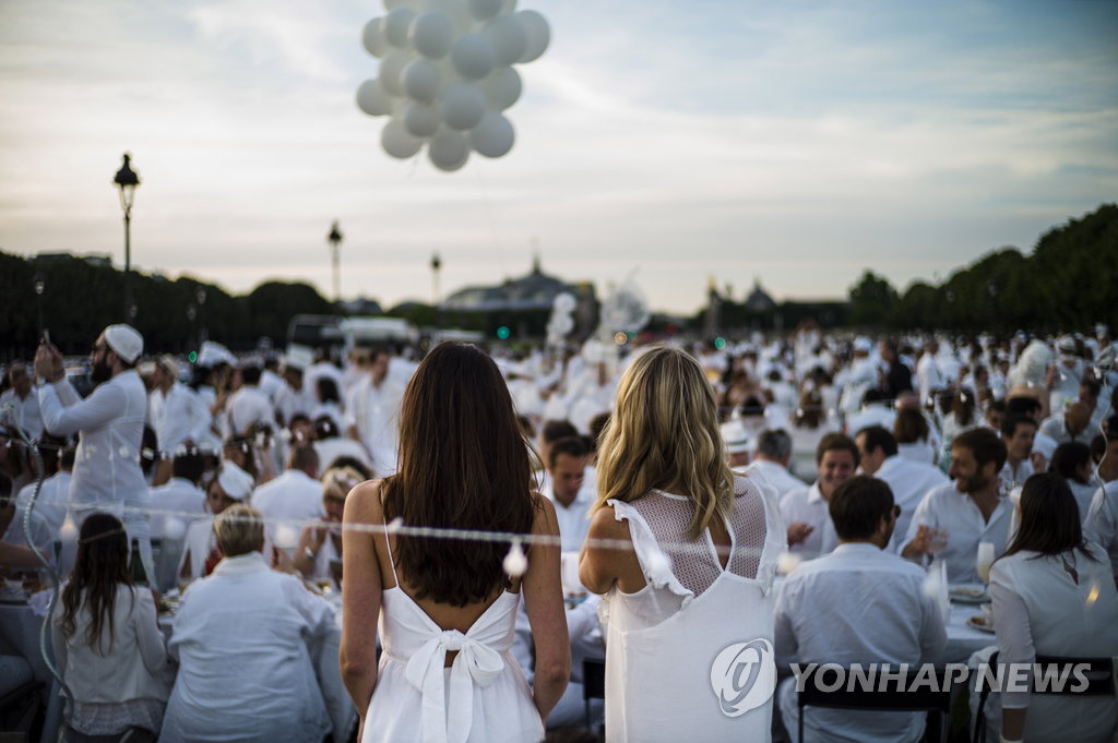 3일 저녁 파리 앵발리드 앞에서 열린 디네 앙 블랑(파리 EPA=연합뉴스)