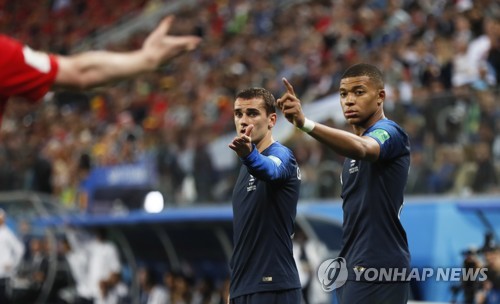 프랑스 대표팀의 앙투안 그리에즈만(왼쪽)과 킬리안 음바페.[AFP=연합뉴스 자료사진]