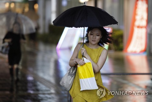 우산 쓴 도쿄 시민들