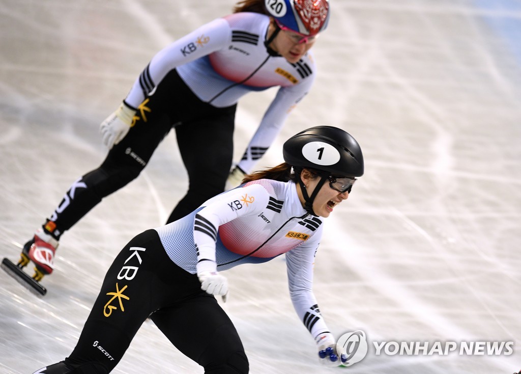 1,500m 1위로 결승선 통과하고 환호하는 최민정