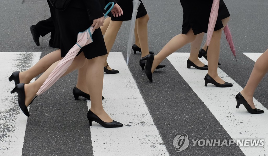 일본 도쿄의 횡단보도를 건너는 직장 여성들
