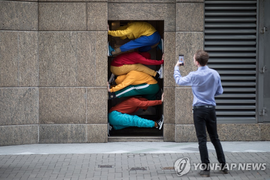 ′인간 테트리스?′…홍콩 도심 속 행위 예술