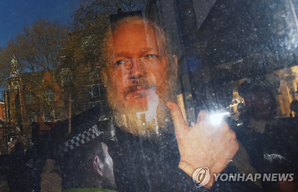 '엄지 척' 영국 경찰 차량 안의 줄리언 어산지