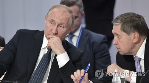 푸틴 러시아 대통령과 유리 우샤코프 크렘린궁 외교담당 보좌관