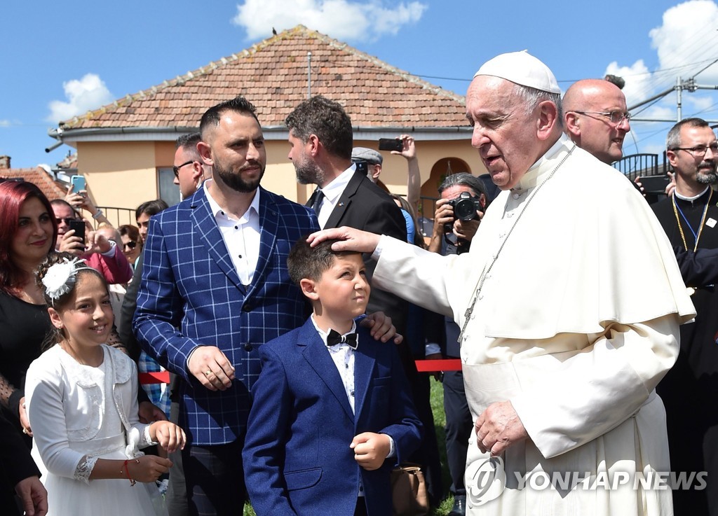(epa=연합뉴스) 루마니아의 롬인 공동체 구성원들과 만난 프란치스코 교황. 