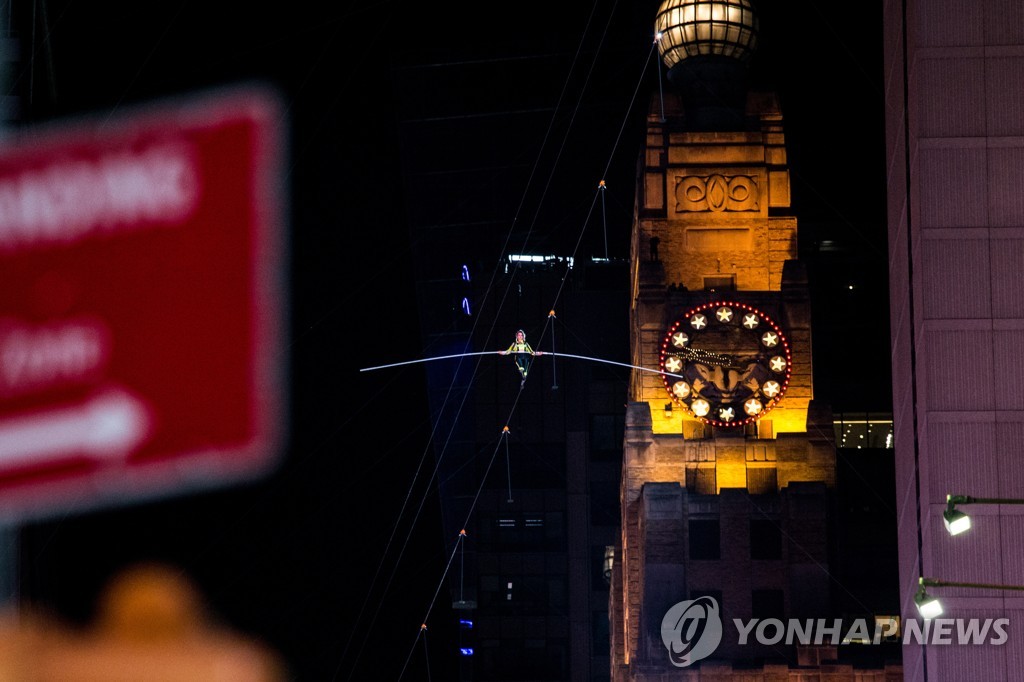 뉴욕 타임스퀘어에서 외줄 타기