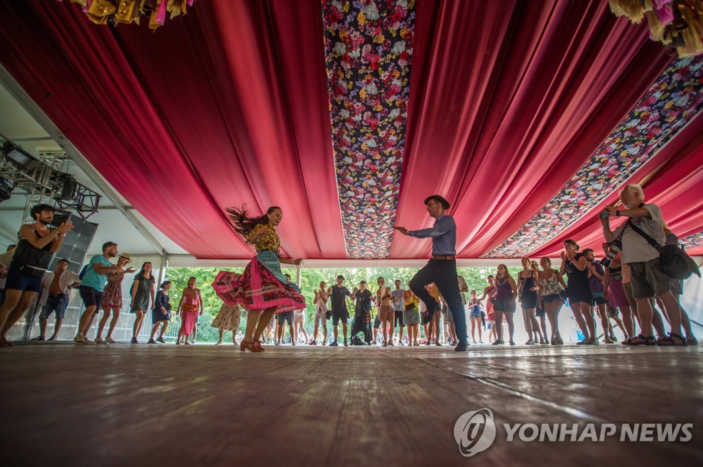 ′아름다운 전통춤을 추며′…헝가리 국제 민속축제