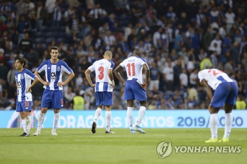 망연자실한 포르투 선수들