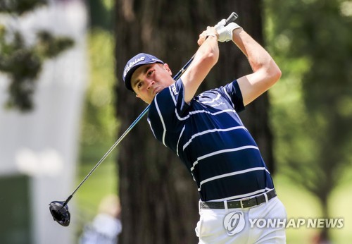 1라운드 4번 홀 티샷하는 토머스