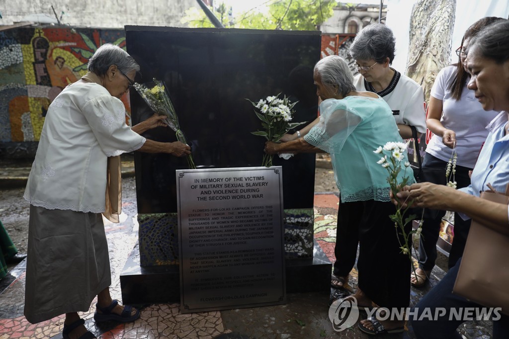 추모비에 헌화하는 필리핀 일본군 성노예 생존자