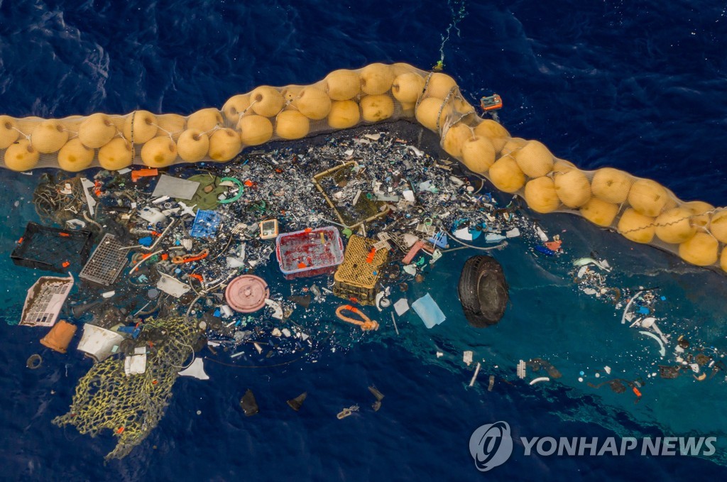 플라스틱 폐기물로 '푸른 쓰레기장'이 돼가는 바다[EPA=연합뉴스 자료사진] 